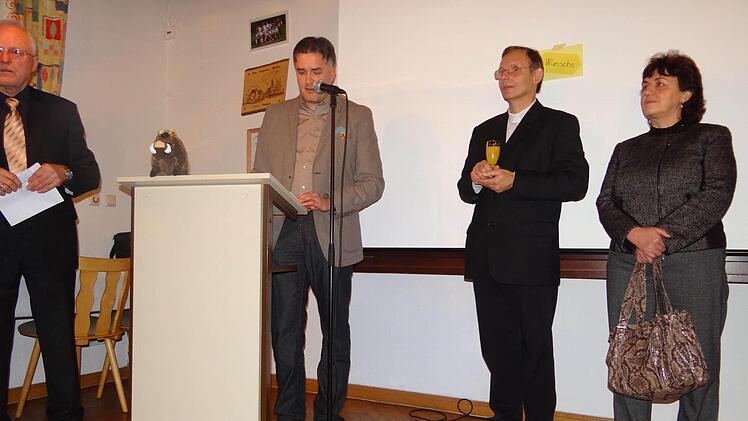 Für die Stadt Ebern begrüßte Zweiter Bürgermeister Harald Pascher (links) den Pfarrer Manfred und seine Frau Maria Himmer.  Foto: Johanna Eckert