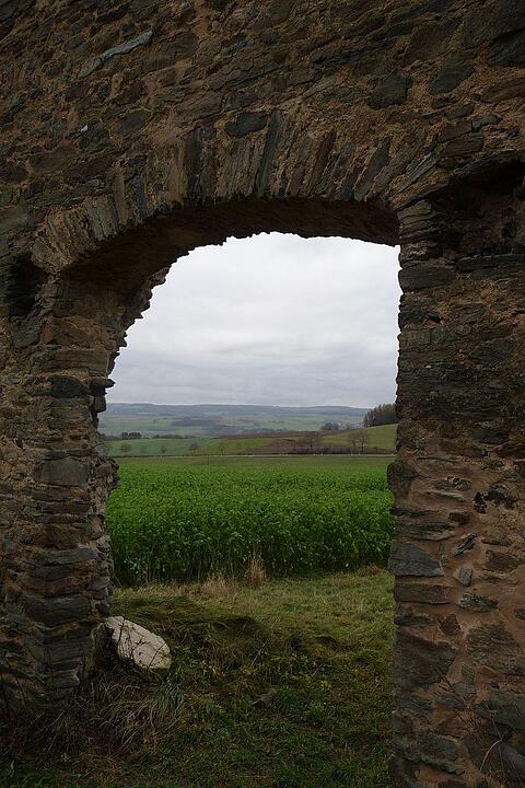 Fernblick durch das Tor der Ruine
