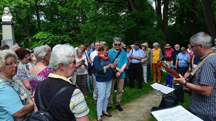 Eine andere Perspektive vor dem Rückert-Denkmal im Park der Familie