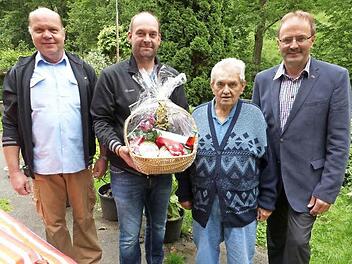 Unser Bild zeigt (von links) die beiden Feuerwehr-Vorsitzenden Uwe Böhnke und Stefan Zeitler, Jubilar Fritz Voit und Zweiten Bürgermeister Klaus Witzgall.  Foto: Klaus-Peter Wulf
