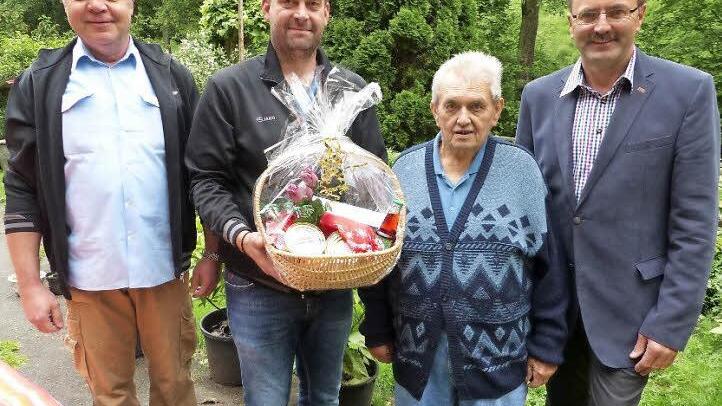 Unser Bild zeigt (von links) die beiden Feuerwehr-Vorsitzenden Uwe Böhnke und Stefan Zeitler, Jubilar Fritz Voit und Zweiten Bürgermeister Klaus Witzgall.  Foto: Klaus-Peter Wulf