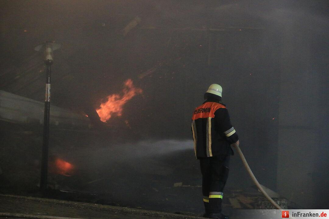 Grossbrand einer Hackschnitzelanlage - Flammen schlagen meterhoch in den Nachthimmel