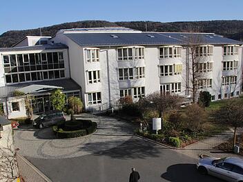 Die Fusion der Klinik Fränkische Schweiz mit dem Klinikum Forchheim zieht sich. Jetzt soll sich der Stadtrat nach Alternativen umsehen. Foto: Josef Hofbauer