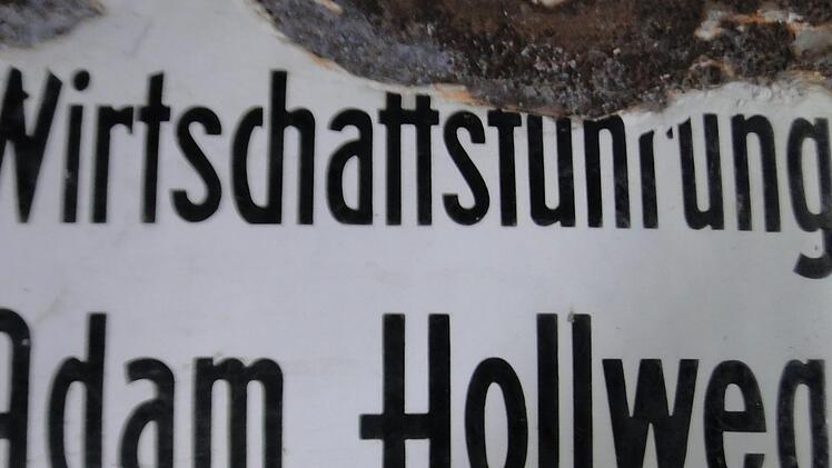 Nur ein bescheidenes Emailleschild macht auf die Ausschankstätte aufmerksam. Repro: Helmut Geiger