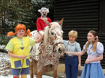 Beim ersten Zusammentreffen konnten sich die Hauptdarsteller von "Pippi Langstrumpf" am Samstag erstmals "beschnuppern"  -  und fanden sich auf Anhieb sympathisch. Bevor das diesjährige Kinderstück der Waldbühne Heldritt am 27. Mai Premiere feiert, werden Frida Pötsch (Pippi), Laura Herzer (Herr Nilsson), Spotty (Kleiner Onkel), Amelie Künstler (Tommi) und Nora Schneider (Annika) noch bei vielen Proben Zeit miteinander verbringen und sich aneinander gewöhnen können. Foto: Bettina Knauth