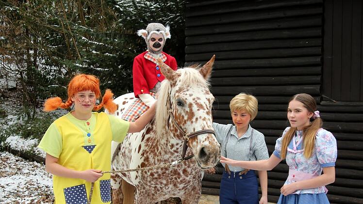Beim ersten Zusammentreffen konnten sich die Hauptdarsteller von "Pippi Langstrumpf" am Samstag erstmals "beschnuppern"  -  und fanden sich auf Anhieb sympathisch. Bevor das diesjährige Kinderstück der Waldbühne Heldritt am 27. Mai Premiere feiert, werden Frida Pötsch (Pippi), Laura Herzer (Herr Nilsson), Spotty (Kleiner Onkel), Amelie Künstler (Tommi) und Nora Schneider (Annika) noch bei vielen Proben Zeit miteinander verbringen und sich aneinander gewöhnen können. Foto: Bettina Knauth