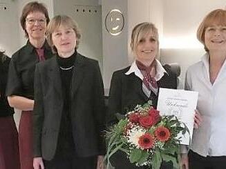 Die Jubilarin Ines Dobmeier (mit Blumenstrauß) wurde im Kreise der Mitarbeiter von Geschäftsführerin Gisela Gutwill (rechts) geehrt. Foto: pr