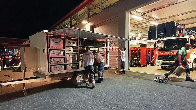 Das Rote Kreuz versorgte die Helfer nach den Einsätzen. Im Betreuungsanhänger (Foto) werden  sämtliche Gerätschaften zur Versorgung zahlreicher Menschen vor Ort transportiert.BRK ERH
