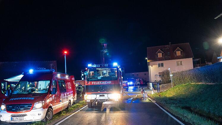 Burgebrach: Scheune an Wohnhaus gerät in Brand - mehrere Feuerwehren müssen anrücken