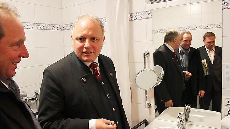 Besichtigung der barrierefreien Toiletten: Hoteldirektor Andreas Poth (Mitte), Walter Mackert, Behinderten- und Seniorenbeauftragter (links), und Robert Alenikow, Berater vom VdK, wollen Gastronomen für das Thema "Senioren- und Behindertengerechtigkeit" sensibilisieren.