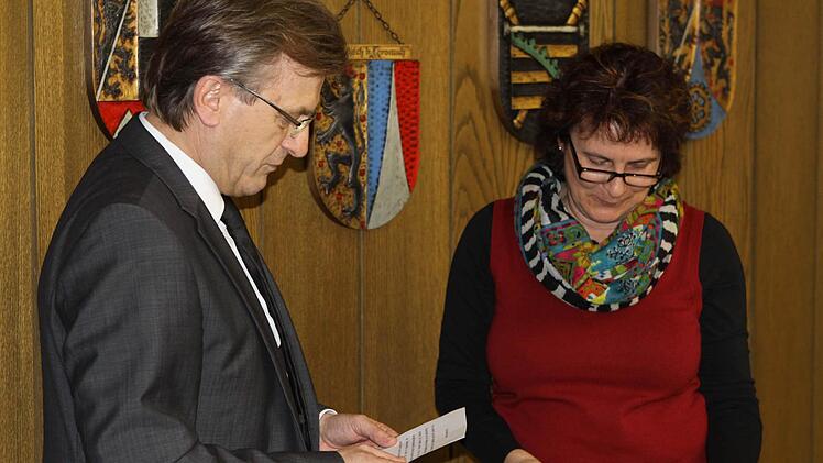 Bürgermeister Rainer Detsch vereidigte die für Edmund Sprenger nachgerückte Gemeinderätin Marion Muffel (SPD). Fotos: Michael Wunder