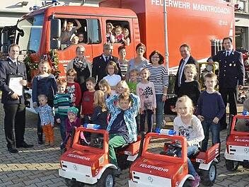 Die Kids waren begeistert vom neuen Feuerwehrauto und stürmten die Spielgeräte. Foto: K.-H. Hofmann