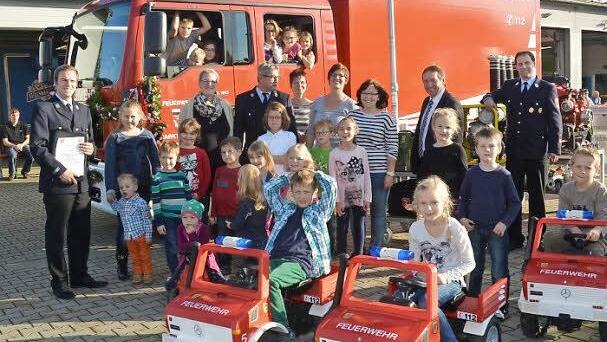 Die Kids waren begeistert vom neuen Feuerwehrauto und stürmten die Spielgeräte. Foto: K.-H. Hofmann