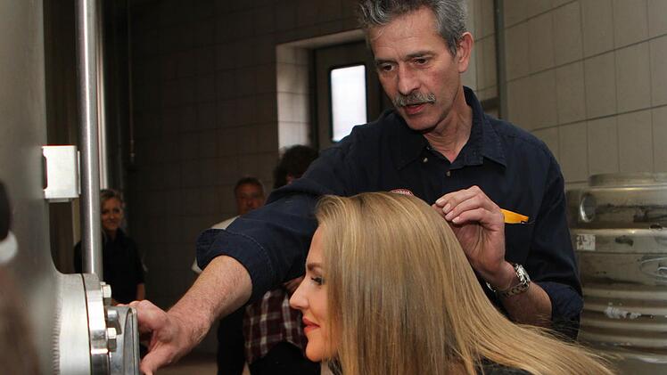 Olga Hoffmann wollte den Braugeheimnissen ganz genau auf die Spur gehen und Karl Werner Wagner gestattete Einblicke in die Bierherstellung.