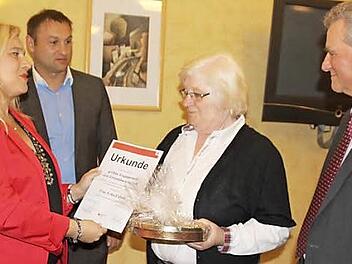 Ministerin Melanie Huml überreicht Erika Eidloth die Urkunde; mit dabei Landrat Oswald Marr (r.) und MdL Jürgen Baumgärtner (2. v. l.) Foto: Veronika Schadeck