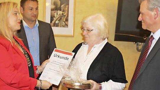 Ministerin Melanie Huml überreicht Erika Eidloth die Urkunde; mit dabei Landrat Oswald Marr (r.) und MdL Jürgen Baumgärtner (2. v. l.) Foto: Veronika Schadeck