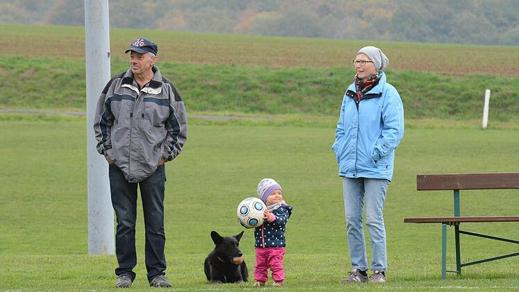 Doppelter Ballbesitz: Gesehen beim Frauenfußball in Albertshausen. Foto: ssp