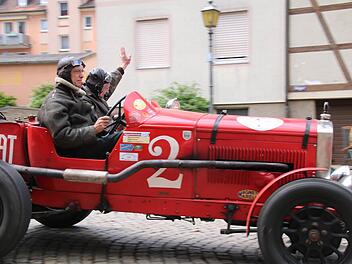 Fahrer genießen die Atmosphäre und winken Zuschauern.  Foto: T. Malz