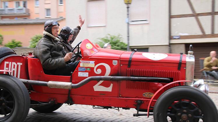 Fahrer genießen die Atmosphäre und winken Zuschauern.  Foto: T. Malz