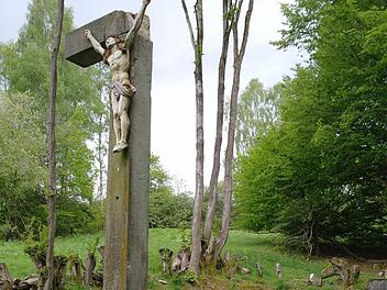 So wurde das Kreuz auf dem Werberger Friedhof Mitte Mai vorgefunden. Inzwischen befinden sich die Einzelteile und der Korpus in einem Kissinger Steinmetzbetrieb.