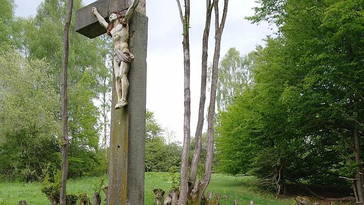 So wurde das Kreuz auf dem Werberger Friedhof Mitte Mai vorgefunden. Inzwischen befinden sich die Einzelteile und der Korpus in einem Kissinger Steinmetzbetrieb.