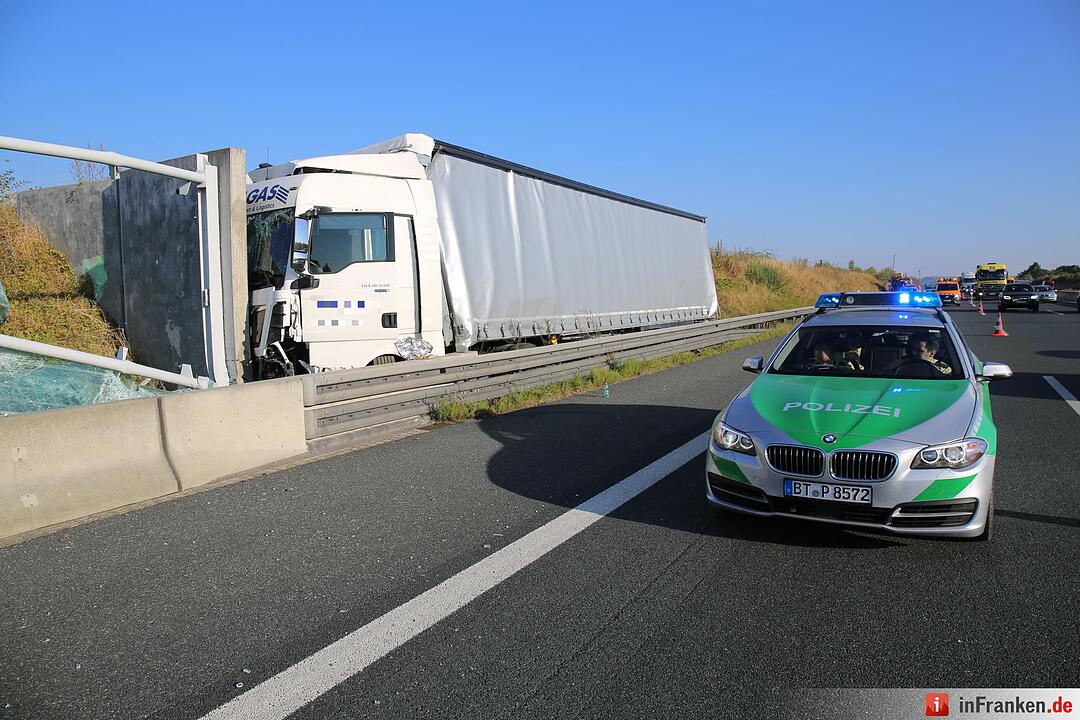 Lkw kracht auf A9 bei Bayreuth ungebremst gegen Lärmschutzwand