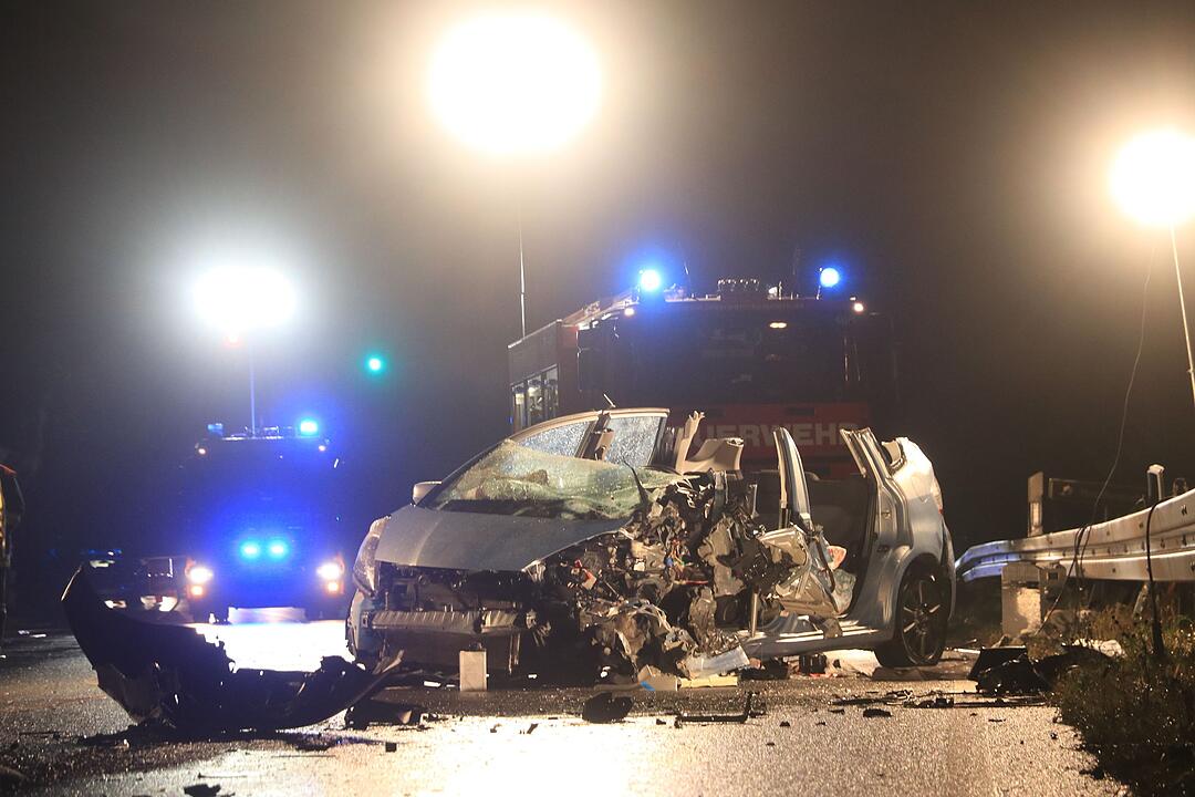 Schwerer Unfall auf der B4 bei Kemmern (Kreis Bamberg) mit zwei schwer verletzten Kindern