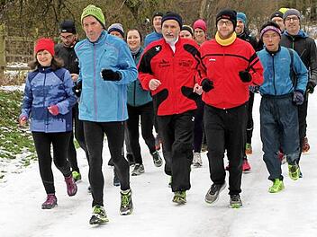 Hubert Karl (vorne, Zweiter von links, blaue Jacke) feierte seinen 60. Geburstag mit einem 60-Kilometer-Lauf, rechts der Japaner Osuma Joshikoshi.  Foto: G&uuml;nther Geiling