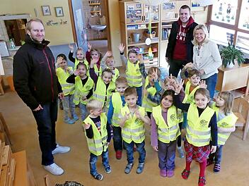 Die Kita-Kinder in Trebgast probierten die neuen Warnwesten gleich einmal aus. Leiterin Jacqueline Ramming (rechts) bedankte sich bei den Round-Table-Mitgliedern Christian Backert (Zweiter von rechts) und Ferdinand Gräf. Foto: Dieter Hübner