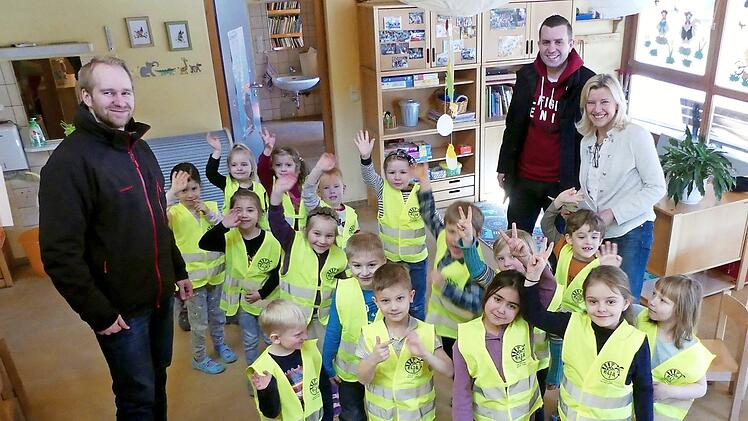 Die Kita-Kinder in Trebgast probierten die neuen Warnwesten gleich einmal aus. Leiterin Jacqueline Ramming (rechts) bedankte sich bei den Round-Table-Mitgliedern Christian Backert (Zweiter von rechts) und Ferdinand Gräf. Foto: Dieter Hübner