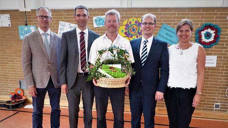 Mit herzlichen Worten wurde Rektor Karl Schmidt in den Ruhestand verabschiedet. Von links Elternbeiratsvorsitzender Florian Schneider, Schulrat Michael Hack, Karl Schmidt, Bürgermeister Ralf Hartnack und Schulrätin Kerstin Zapf.Werner Reißaus