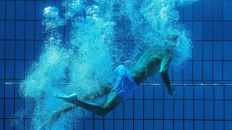 n einem Freibad in Mittelfranken ist am Mittwoch ein f&uuml;nfj&auml;hriger Junge untergegangen. Der Zustand ist nach Reanimation weiter kritisch. Symbolfoto: Federico Gambarini/dpa