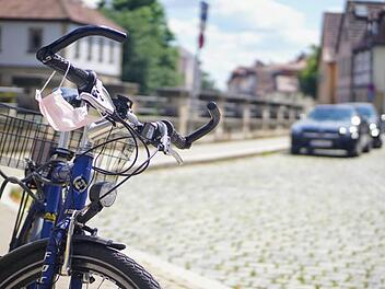 Eine Straßenszene im Corona-Sommer: Der Mund-Nasen-Schutz lüftet kurz durch. Ist das die Ruhe vor dem Sturm? Foto: Bastian Sünkel