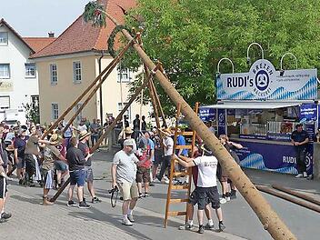 44 Aktive der Aischer Ortsburschen halfen mit, den stattlichen Kirchweihbaum aufzustellen.