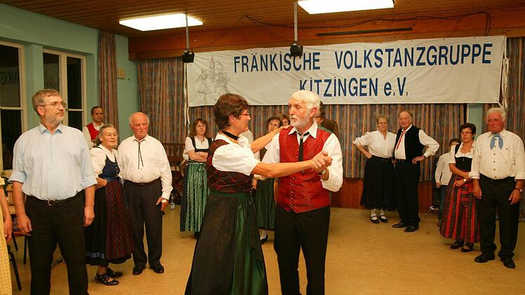 Tanzmeister Dieter Eberlein führt zusammen mit Rosalinde Zimmermann die Schritte für die Tänze vor.
