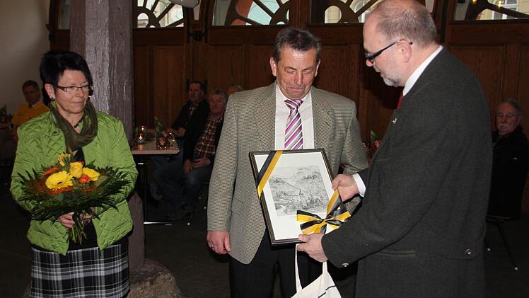 Geschenke vom Bürgermeister für Grell und Ehefrau Marianne.