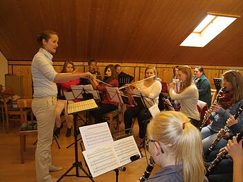 Jung, dynamisch, selbstbewusst und eine Blasmusikerin mit Leib und Seele ist Kathrin Motschenbacher - sie tritt beim Musikverein Zeyern die Nachfolge von Dirigent Florian Unkauf an. Foto: Sonja Adam