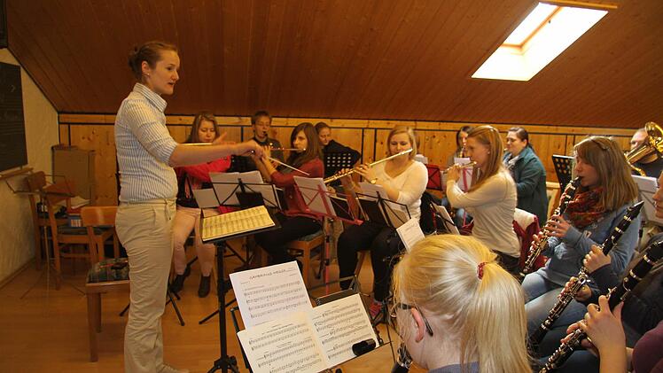 Jung, dynamisch, selbstbewusst und eine Blasmusikerin mit Leib und Seele ist Kathrin Motschenbacher - sie tritt beim Musikverein Zeyern die Nachfolge von Dirigent Florian Unkauf an. Foto: Sonja Adam