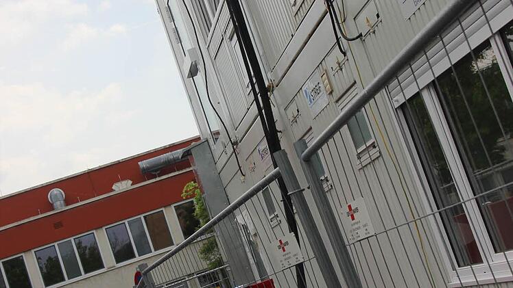 Vom Kreiskulturraum (hinten) ist die Verwaltung der Berufsschule in die zweistöckigen Container (vorne) umgezogen.
