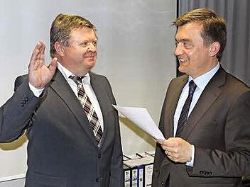 Das Duo Jens Korn (rechts) und Erich Mähringer steht künftig an der Spitze der Stadt Wallenfels.  Foto: Michael Wunder