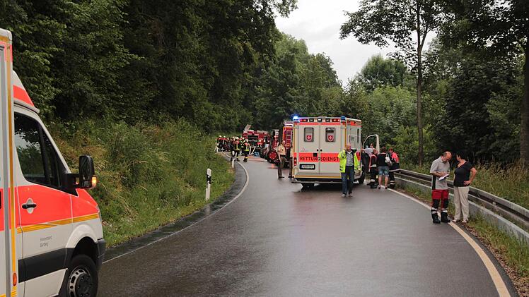 Zwischen Zeegendorf und Teuchatz im Landkreis Bamberg hat sich ein schwerer Autounfall ereignet. Bei einem Frontalzusammenstoß ist eine Person nach Angaben der Rettungskräfte lebensgefährlich verletzt worden. Der Rettungshubschrauber war im Einsatz. Foto: Ferdinand Merzbach