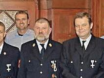 Landrat Wilhelm Schneider (Zweiter von links) ehrte zusammen mit Bürgermeister Thomas Stadelmann (Zweiter von rechts), Kreisbrandrat Ralf Dressel (links) und Kreisbrandinspektor Peter Pfaff (rechts) sechs Zeiler Wehrmänner mit dem Feuerwehrehrenabzeichen. Das waren (weiter von links): Bernd Klein, Werner Trunk, Robert Hetterich, Dietmar Zöttlein, Harald Garus und Manfred Schuhmann.  Foto: Wolfgang Ortloff