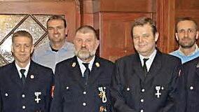Landrat Wilhelm Schneider (Zweiter von links) ehrte zusammen mit Bürgermeister Thomas Stadelmann (Zweiter von rechts), Kreisbrandrat Ralf Dressel (links) und Kreisbrandinspektor Peter Pfaff (rechts) sechs Zeiler Wehrmänner mit dem Feuerwehrehrenabzeichen. Das waren (weiter von links): Bernd Klein, Werner Trunk, Robert Hetterich, Dietmar Zöttlein, Harald Garus und Manfred Schuhmann.  Foto: Wolfgang Ortloff