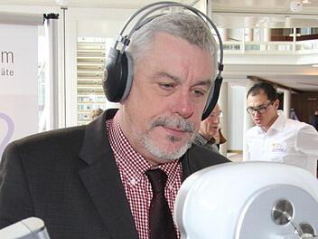 Hörtest für Norbert Tessmer? Hier ein Archivfoto vom "Tag des Hörens". Als Oberbürgermeister und Kulturreferent braucht er ein gutes Gehör für Zwischentöne, vor allem, wenn ihm viel am Ausgleich zwischen den Fraktionen und den unterschiedlichen Interessen gelegen ist.  Foto: Archiv/Simone Bastian