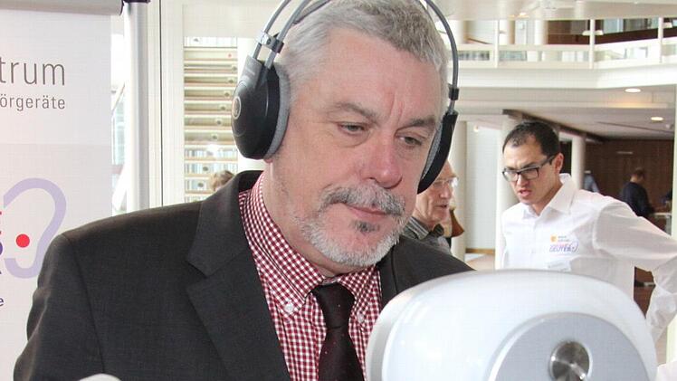 Hörtest für Norbert Tessmer? Hier ein Archivfoto vom "Tag des Hörens". Als Oberbürgermeister und Kulturreferent braucht er ein gutes Gehör für Zwischentöne, vor allem, wenn ihm viel am Ausgleich zwischen den Fraktionen und den unterschiedlichen Interessen gelegen ist.  Foto: Archiv/Simone Bastian