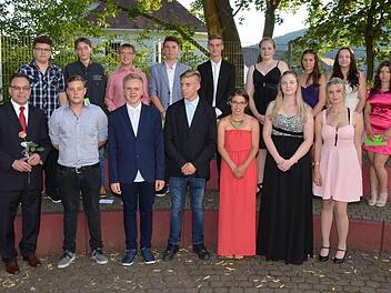 Drei verschiedene Schulabschlüsse sind an der Bad Kissinger Anton-Kliegl-Mittelschule möglich. Schulleiter Harald Bötsch zeichnete die Schulbesten des Entlassjahrganges 2016 aus.  Foto: Peter Rauch