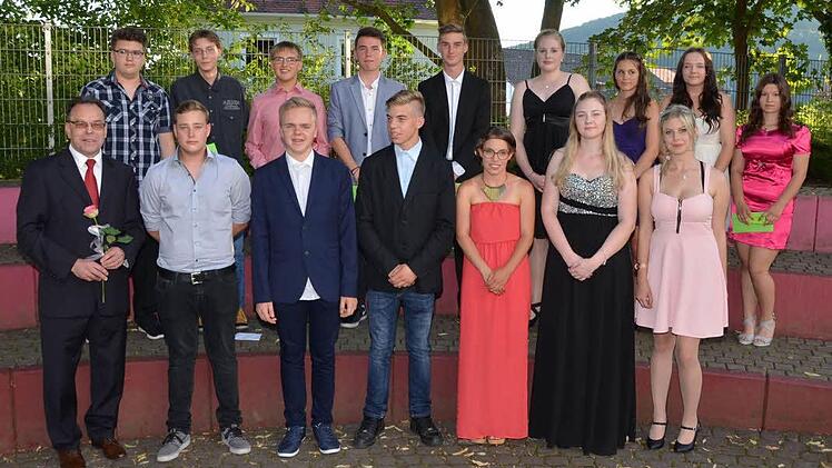 Drei verschiedene Schulabschlüsse sind an der Bad Kissinger Anton-Kliegl-Mittelschule möglich. Schulleiter Harald Bötsch zeichnete die Schulbesten des Entlassjahrganges 2016 aus.  Foto: Peter Rauch