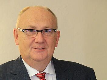 Gerhard Hergenröder, Direktor des Rechenzentrums der Uni Erlangen-Nürnberg,  spricht in der Fortuna Kulturfabrik über Computer.  Foto: Andreas Dorsch