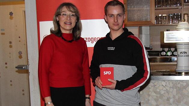 Ortsvorsitzende Renate Schroff begr&uuml;&szlig;te Lukas Hu&szlig;enetter als neues Mitglied.   Foto: Richard S&auml;nger