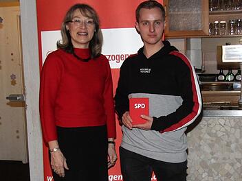 Ortsvorsitzende Renate Schroff begrüßte Lukas Hußenetter als neues Mitglied.   Foto: Richard Sänger